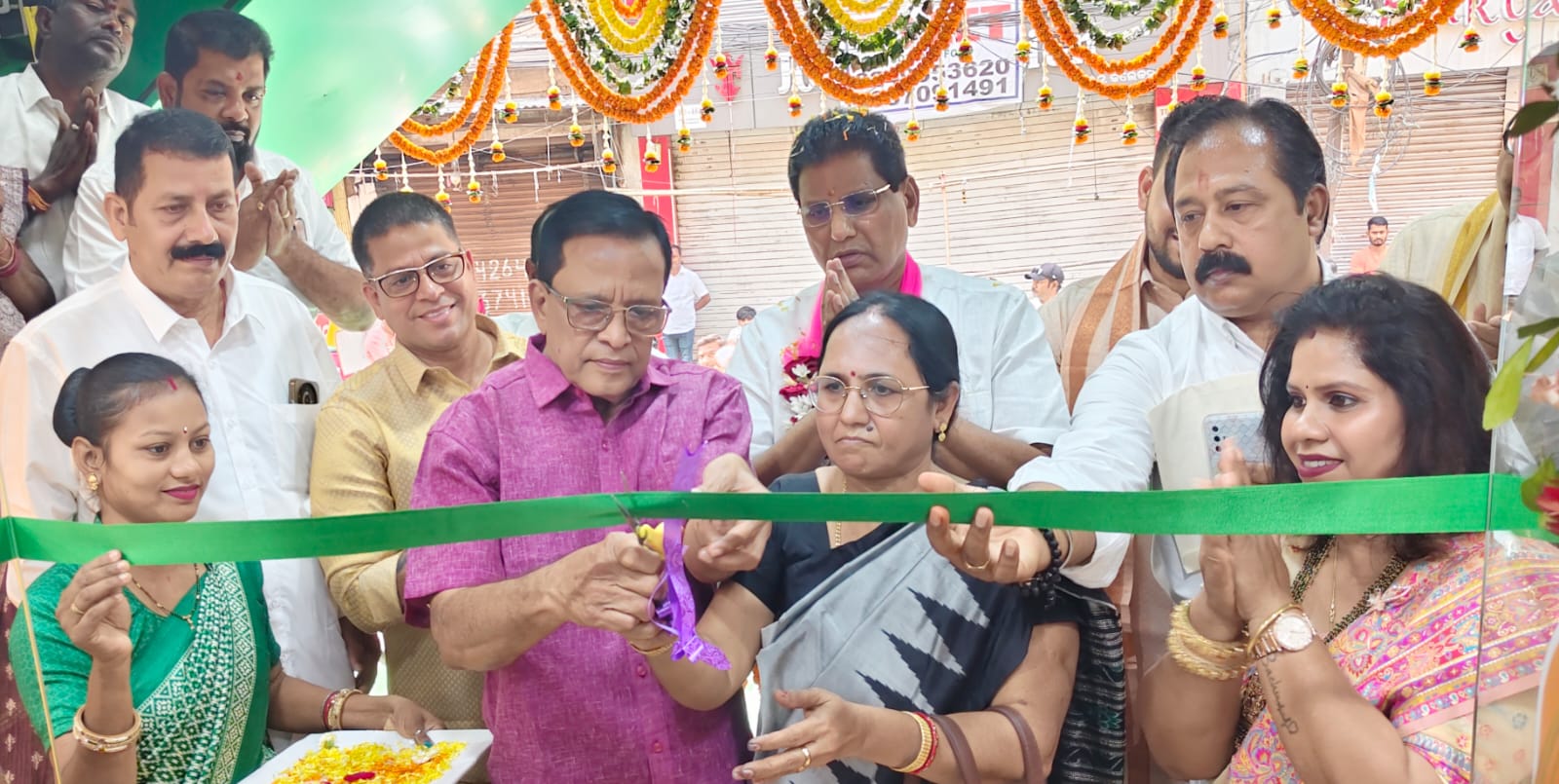 ବ୍ରହ୍ମପୁରରେ “ରାମରାଜ” କଟନ୍ ର ନୂତନ ଶୋ ରୁମର ଶୁଭ ଉଦ୍ଘାଟନ